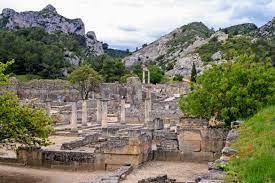 Your guide will drive you to the beautiful village of saint rémy de provence, where again you'll have the opportunity to make discoveries at your pace among the many. Entdecken Sie Saint Remy De Provence In Nur 48 Stunden New York Habitats Blog