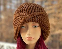 Cappello a cloche vintage in lana Ruth Kropveld: rosso e fucsia, prodotto  in Italia