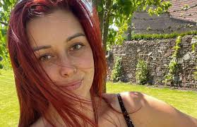 Lotte vanwezemael (1992) is een belgische seksuologe en een klinisch psychologe. Fz0juwjlqpu Um