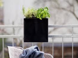 Blumenkasten Fur Balkon Und Terrasse Tragbar Blumenkasten Basket Von Fermob Blumenkasten Fur Balkon Blumenkasten Farbe Fur Kunststoff