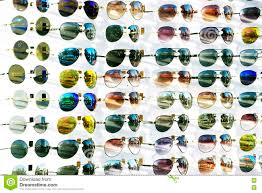 A moda começou nos anos 70, voltou nos 90 e agora está outra vez. Oculos De Sol Com A Lente Colorida Na Exposicao No Mercado Foto Editorial Imagem De Etiquetas Olho 76527416