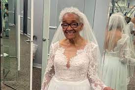 Abito da sposa matthew christopher. Indossa L Abito Da Sposa A 70 Anni Dalle Nozze Nel 1952 Non Fu Ammessa In Atelier Perche Nera Luce