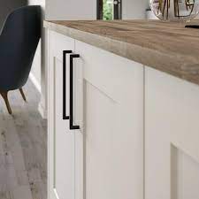 Add cabinet handles to accent your decor and complement your kitchen's style. Matt Black Square D Cupboard Handle Howdens