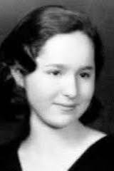 ОПЕРА ГАРНЬЕ. В стороне от бульвара Капуцинок возвышается прекрасное здание  Гранд Опера, которое столичные жители обычно называют парижская Опера  Гарнье, чтобы не путать его с новым оперным театром Опера-Бастилия. Здание  Гарнье, построенное