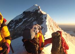 People around the world make a lifetime pursuit out of scaling the infamous mountain, and over 4,000 of those have achieved the ultimate dream of reaching its peak. Dead Bodies Remain On Mount Everest Because It S Dangerous To Get Them