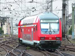 Eine Regionalbahn Nach Rommerskirchen Bestehend Aus Einem Doppelstockwagen Einem Steuerwagen Der 3 Generation Und Einer Br 143 Verlasst Eisenbahn Gleise Steam