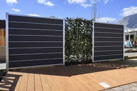 Erganzen Sie Ihren Wpc Sichtschutzzaun Mit Einer Hecke Sichtschutzzaun Wpc Zaun Zaun