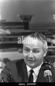 J. William Middendorf, the new Ambassador of the United States in the  Netherlands, arrives at Schiphol Description: arrival and departure,  ambassadors, portraits, Middendorf, J. William Date: 8 July 1969 Location:  Noord- Holland,