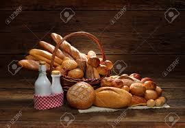 Sfornate, lasciate freddare e togliete dallo stampo. Immagini Stock Varieta Di Pane Nel Cesto Di Vimini Sul Vecchio Legno Image 24660286