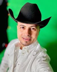 TÍTULO para esta foto😜⁉️ Sean machin creativos LOS LEEMOS… 👀  #sucomparenegarcia #karloscruz #loscompadresdelabanda #compadres  #refionalmexicano