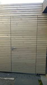 Tur Gerateraum In Die Holzverkleidung Aus Larche Rhombusleisten Integriert Holzverkleidung Haus Holzverkleidung Fassade Holztur Gartenhaus