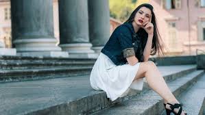 صور بنات الفيس بوك الجديدة girl sitting on stairs صور بنات كيوت girl sit