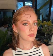 ✨✨Hola, soy Daniela Adler, maquillista profesional. Tengo 25 años y comencé  mi trayectoria en el mundo del maquillaje a los 17. Es un placer para mí  ser parte de tu vida en