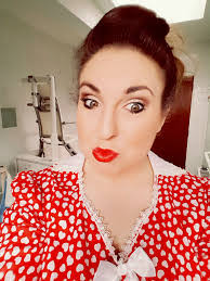 Holly Gray's Instagram, Twitter & Facebook