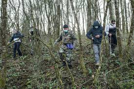 Delphine jubillar fait plus attention à elle, se maquille, change sa photo de profil sur facebook et ne quitte pas son téléphone portable, dont elle a changé les codes d'accès. Tarn Tausende Menschen Suchen Nach Delphine Jubillar Nachrichten Fr