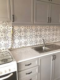 Eğer zeminin fayans üzerine fayans ile döşenmesi, eski kaplamanın ilk sökülmesini sağlarsa, yüzeyin çimento harcı ile daha da düzleştirilmesi gerekecektir. Fayans Desen F65 Folyo Desenli Yapiskanli Folyo Masa Kaplama Mutfak Dolabi Kaplama Fayans Kaplama Tezgah Kapla Mutfak Tezgahi Mutfak Dolaplari Ev Dekoru