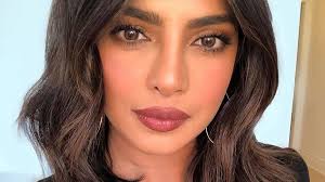 By far, the biggest question i get from people who suddenly find themselves spending a lot of time using zoom for video meetings, is how can i look my best? How To Look Good On Zoom Calls According To Priyanka Chopra And Kim Kardashian West S Makeup Artist Vogue India