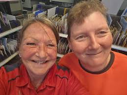 TERMINÉ ⛔⛔ À donner : téléviseur Samsung 55" (140 cm), en état de  fonctionner. Sur l'écran, quelques taches plus foncées mais l'appareil  fonctionne encore parfaitement ( comme TV d'appoint par exemple) À