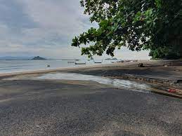 Di sini tersedia tempat letak kereta, kedai makan dan kedai menjual barangan cenderahati. Pantai Pasir Hitam Langkawi Simpan Kisah Peperangan Lagenda Yang Pasti Anda Tak Tahu Libur