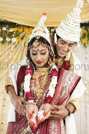 Taking Vows In A Bengali Wedding Bengali Wedding Traditional Indian Wedding Bengali Bride