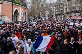 Face à la mobilisation des gilets jaunes, un appel à une marche de soutien qui se revendique apolitique à emmanuel macron, baptisée marche républicaine des libertés, a été lancé sur facebook pour le 27 janvier prochain. A La Marche Republicaine Des Libertes L Impossible Dialogue Entre Foulards Rouges Et Gilets Jaunes