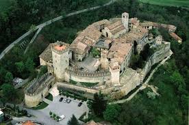 Vendesi Castello Di Vigoleno Parma Repubblica It Castello Castelli Medievale