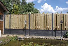 antraciet en een houtkleur combineert altijd mooi schutting betonlook stoer vankootentuinenbuitenleven schutting tuinschutting tuin