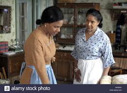 A raisin in the sun movie is a remake of lorraine hansberry's classic stage play of how a black family tries to escape from their crowded apartment life to a house in an all white neighborhood. Audra Mcdonald Phylicia Rashad A Raisin In The Sun 2008 Stockfotografie Alamy