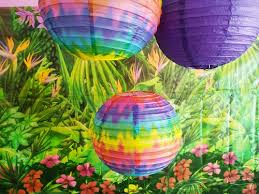 .en tinte de tela, al quitar los nudos, da como resultado una sensación muy particular que puede adornar nuestros tejidos como los cojines, cortinas, alfombras… un estilo totalmente del arte hippie. Fiesta Tematica Hippie Decoracion Comida Y Juegos Mis Chic S Y Yo