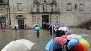 In 1985, the city's old town was designated a unesco world heritage site. Decenas De Peregrinos Desafian Al Clima Para Cruzar La Puerta Santa En Santiago De Compostela