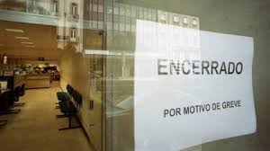 O direito à greve, consagrado na constituição da república portuguesa, é um direito de todos os trabalhadores, independentemente da natureza do vínculo laboral que detenham, do sector de atividade a que pertençam e do facto de serem ou não sindicalizados. Trabalhadores Da Administracao Publica Em Greve A 14 E 15 De Fevereiro Dnoticias Pt