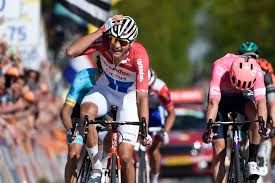 Wielrennen beschouw ik als een guur rechtse sport met alleen maar witte mannen. Het Peloton Heeft Nood Aan Meer Stijl De Morgen