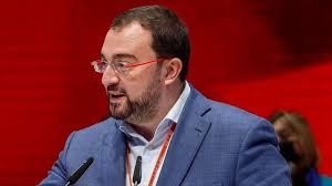 El presidente de Asturias, Adrián Barbón, da positivo en covid y tiene que  ser ingresado