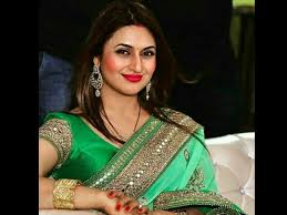 The beauty gave appearance in cream lehenga, green transparent dupatta pallu and cap sleeves sari blouse. Divyanka Tripathi As Apsara In Ramayan See Pics Obn