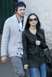 En 2019, ashton kutcher, mark cuban, steve watts y la esposa de watts, ángela, invirtieron una participación del 50% en los zapatos de veldskoen, nuevos negocios de estados unidos. Mila Kunis Says Ashton Kutcher And Demi Moore Were Never Married Celeb Dirty Laundry