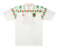Die wales trikots von adidas sind komplett in rot und zeigen das neue wappen des fußballverbands. Wales 1990 Auswarts Trikot