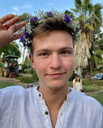 שנה לנפילתו של עמרי שוורץ ז״ל בקרב, אביו ביקש שאפרסם דברים שכתב לזכרו.  תקראו. ** עוֹמְרִי לְסוֹפׇשׁ שָׁנָה חָלְפָה