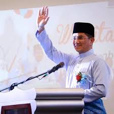 The couple has six children ; Biodata Mohamed Azmin Ali Denaihati