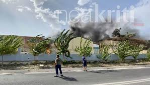 Μεγάλη φωτιά έχει ξεσπάσει κοντά στο πεδίο βολής στην περιοχή των γουβών του δήμου χερσονήσου. Stis Floges Tylix8hke Ergostasio Eikones Kai Binteo Apo Th Megalh Fwtia Hrakleio Nea Krhth