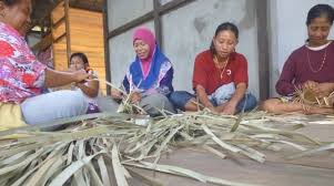 Kerajinan tikar pandan berwarna : Masyarakat Kayong Lestarikan Lingkungan Dengan Membuat Tikar Pandan Halaman All Kompasiana Com