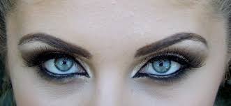 Lo primero que tienes que saber es que es muy fácil seguir los pasos, así que, si eres una principiante, no tendrás recuerda que es importante que siempre tengas unos minutos para ti. Como Maquillarse Los Ojos Paso A Paso Guia Definitiva Actual