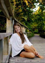 25 Senior Picture Photo Ideas For High School Senior Girl Photography Girl Senior Pictures Senior Portraits Girl