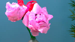 Diy Fabriquer Des Fleurs En Papier Mache Décorez votre table de fête avec des fleurs en papier, suivez notre leçon filmée pour réaliser ces pliages et découpages de noël dans l'esprit shabby chic. voici comment realiser des fleurs en papier mache