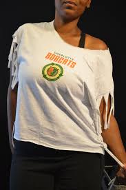 This makes the edges look less choppy! D I Y How To Cut A T Shirt Crisscross Fringe The Daily Affair A Lifestyle Travel Tips Guide