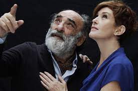 «quando ho letto che lucrezia (lante della rovere, ndr) ospite a la vita in diretta, alla domanda della cuccarini che le chiedeva se le ceneri di marina fossero marina era una donna del popolo mentre lucrezia ha preso dal ramo del padre, quello dei lante della rovere: Il Padre Con Alessandro Haber E Lucrezia Lante Della Rovere Milano Post