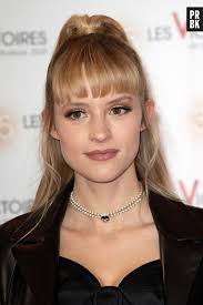 Photo : Angèle fait son coming out sur Instagram et officialise son couple  avec Marie Papillon