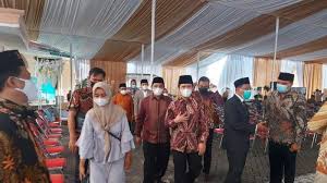 Setelah mellya menyentil uas soal menikah siri terkuak kabar mengejutkan yang tertuang dalam berkas perceraian. Emil Dardak Hingga Mantan Wakapolri Hadiri Resepsi Pernikahan Ustaz Abdul Somad Tribunnews Com Mobile