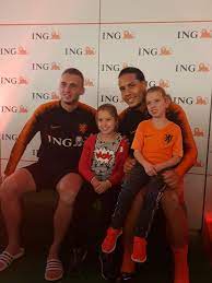 Maybe you would like to learn more about one of these? Virgil Van Dijk Wint Harten Na Afgeven Van Trainingsjas Aan Fieke Uit Riel Breda Ad Nl