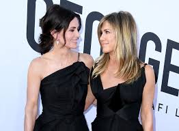 Terugblik in de oorspronkelijke studio van friends blikken zij terug op de periode waarin deze sitcom over de zes new yorkse vrienden immens. De Friends Reunie Zit Eraan Te Komen Volgens Jennifer Aniston