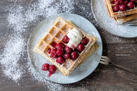 Knusprige Waffeln Mit Mascarpone Creme Und Heissen Kirschen Rezept Knusprige Waffeln Waffeln Mit Buttermilch Waffeln
